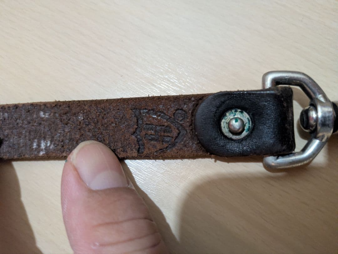 HTC レザーキーホルダー ターコイズ装飾付き