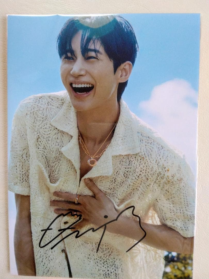 ピョン・ウソク 直筆サイン入りA4スチール写真（ソンジェ背負って走れ