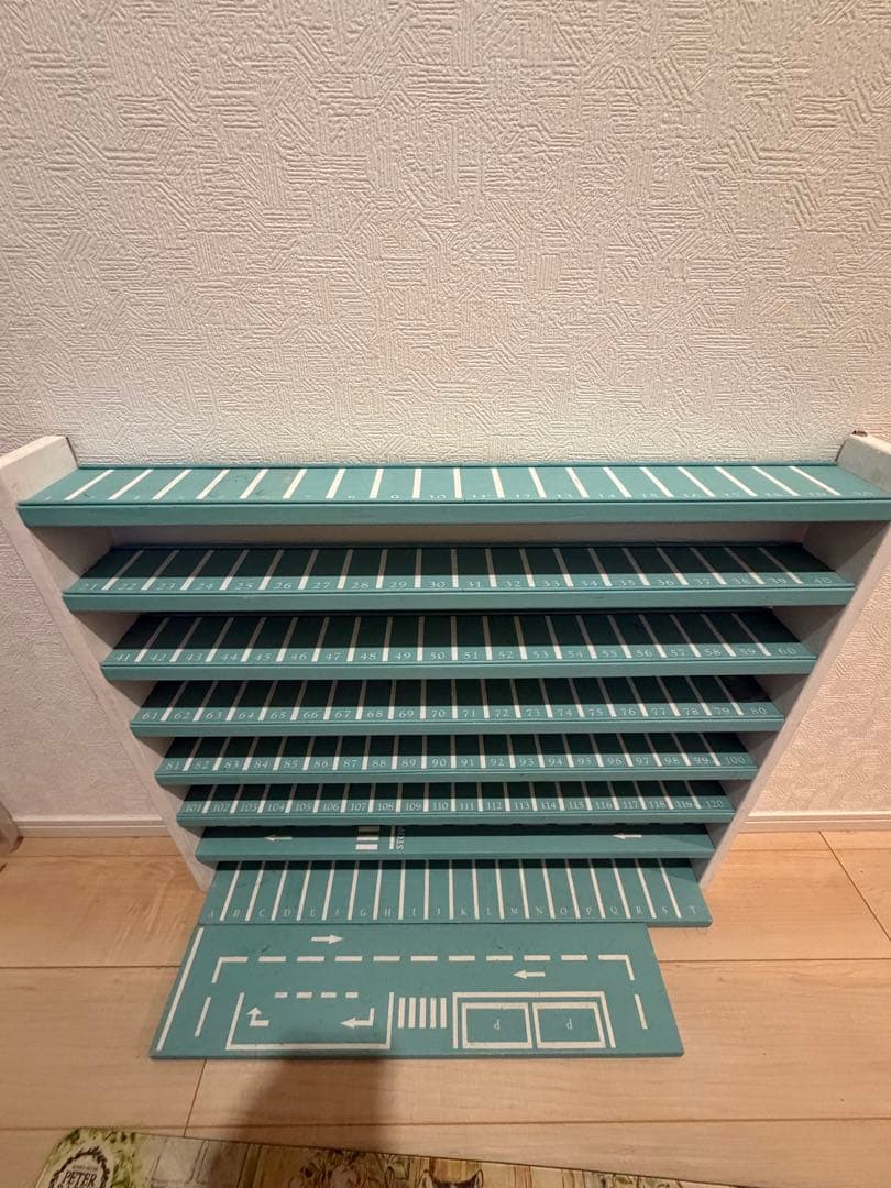 ミニカー用青い木製駐車場棚