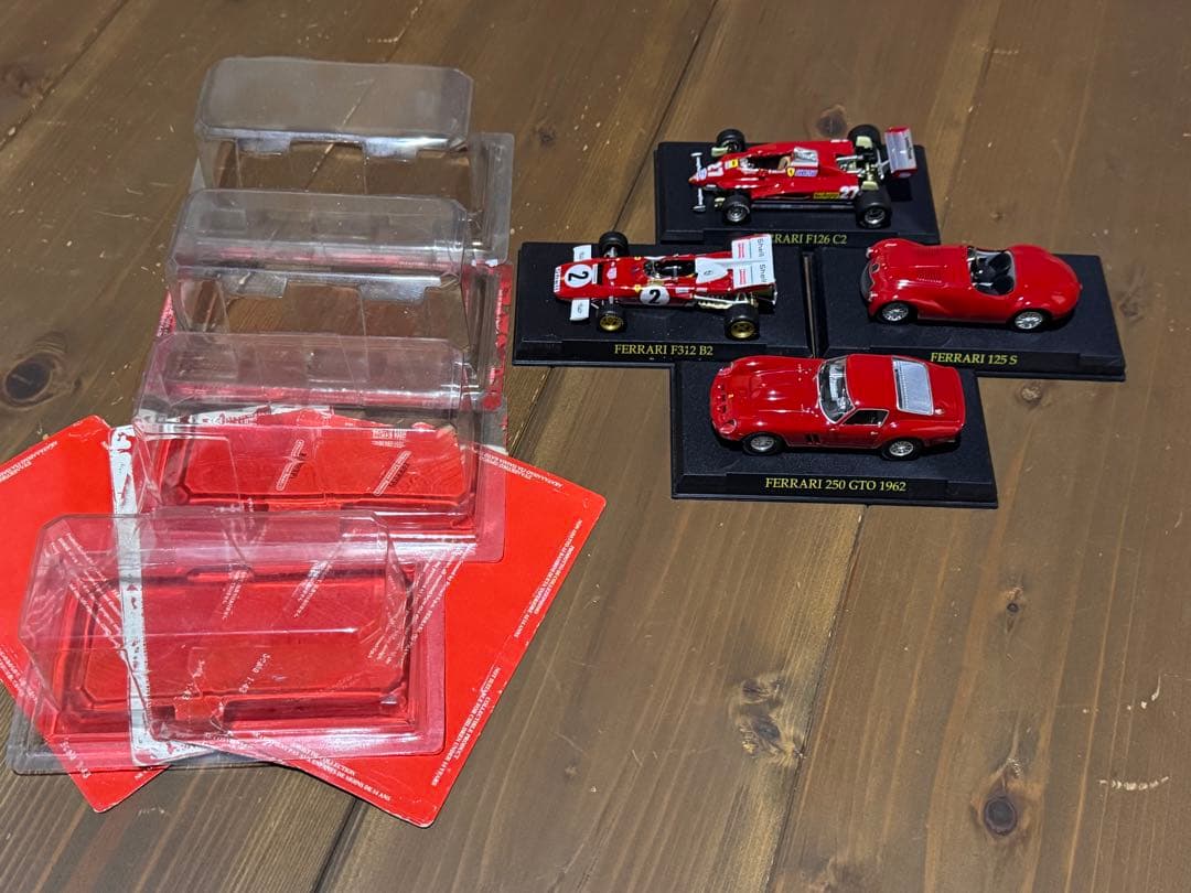 Ferrari ミニカーセット4台　ケースは経年劣化で糊面剥がれます。本体は新品
