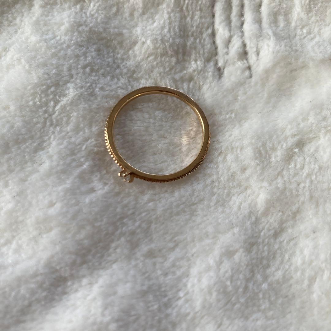 agete　アガットリングミル打ちデザイン ハーフエタニティリングであり ダイヤの回りはミル打ちになっています