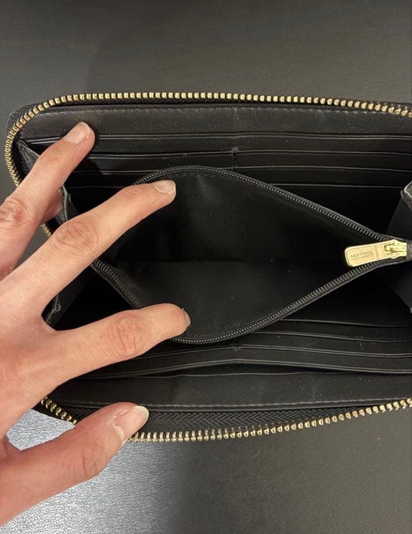 COACH エンボス加工 ブラック長財布 - メルカリ