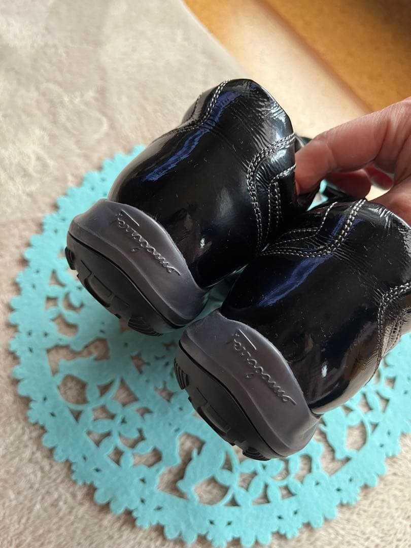 Salvatore Ferragamo フェラガモ エナメルブラック スニーカー - メルカリ