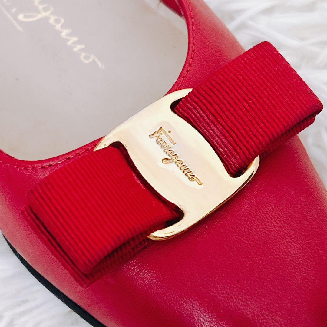 フェラガモ　パンプス　ヴァラ　リボン　ゴールド金具　赤　7.5C 24.5