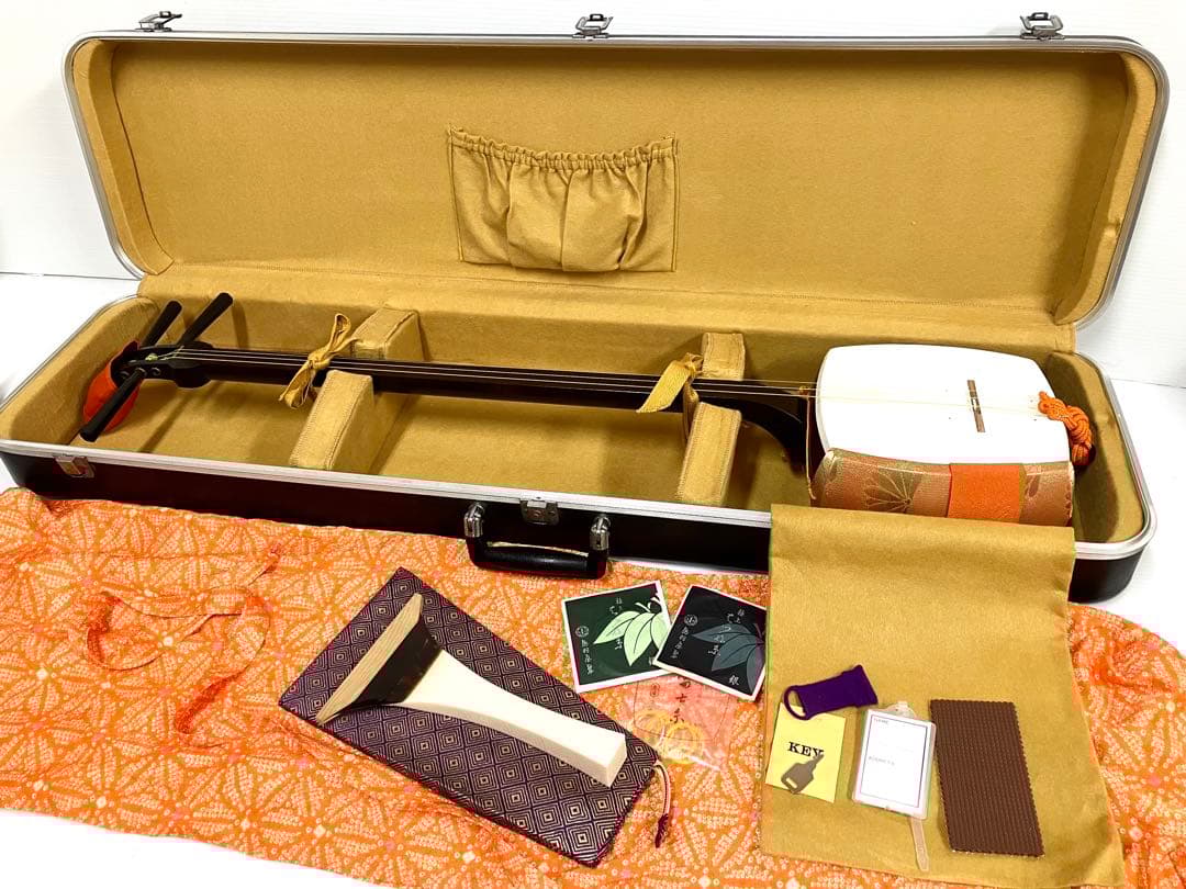 美品◆民謡三味線◆紅木 中棹 皮破れ無し 鼈甲撥／竹駒／替え弦／ケース付