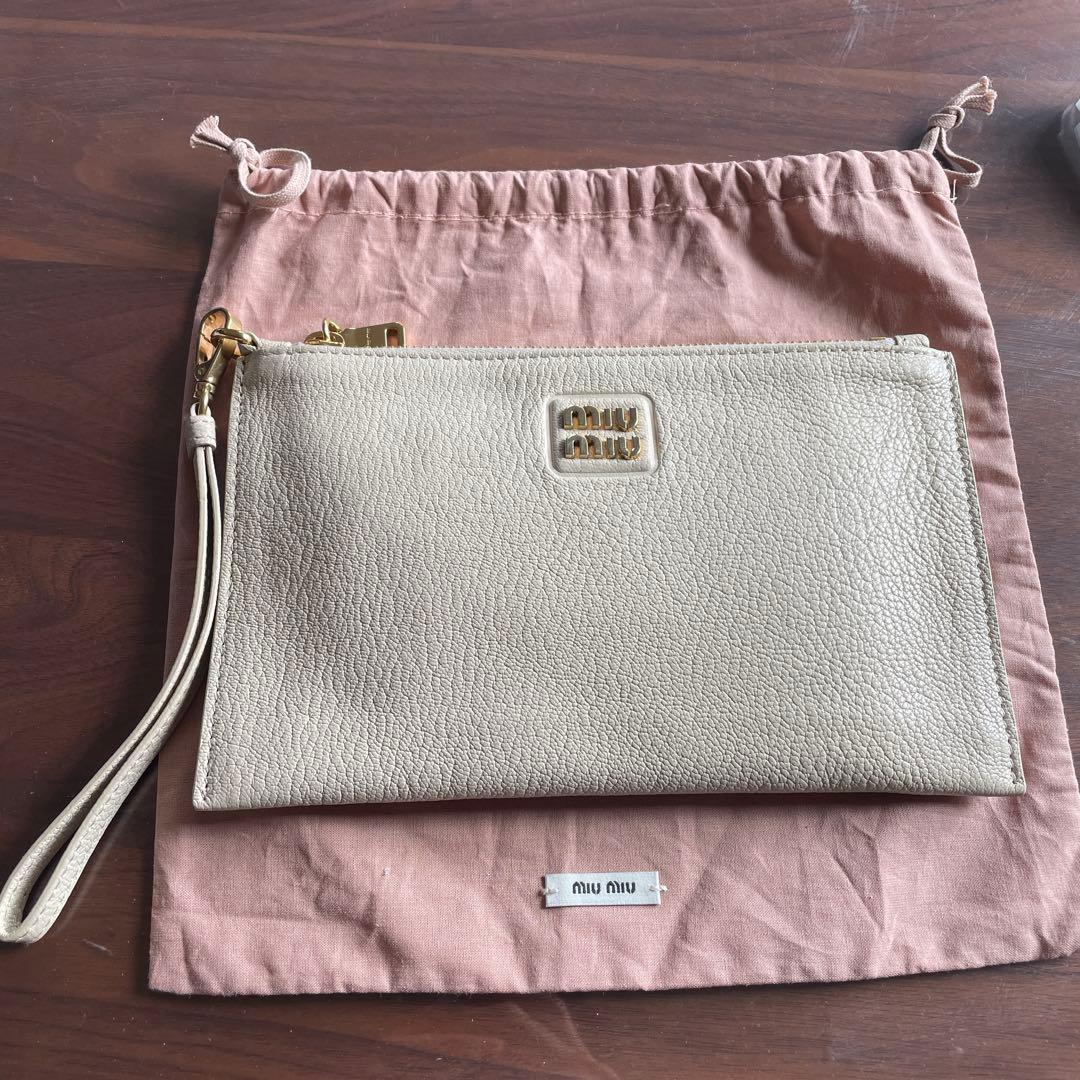 【未使用に近い】Miumiu マドラスレザーのポーチ miumiuのマドラスポーチのクリーニングと修理の事例