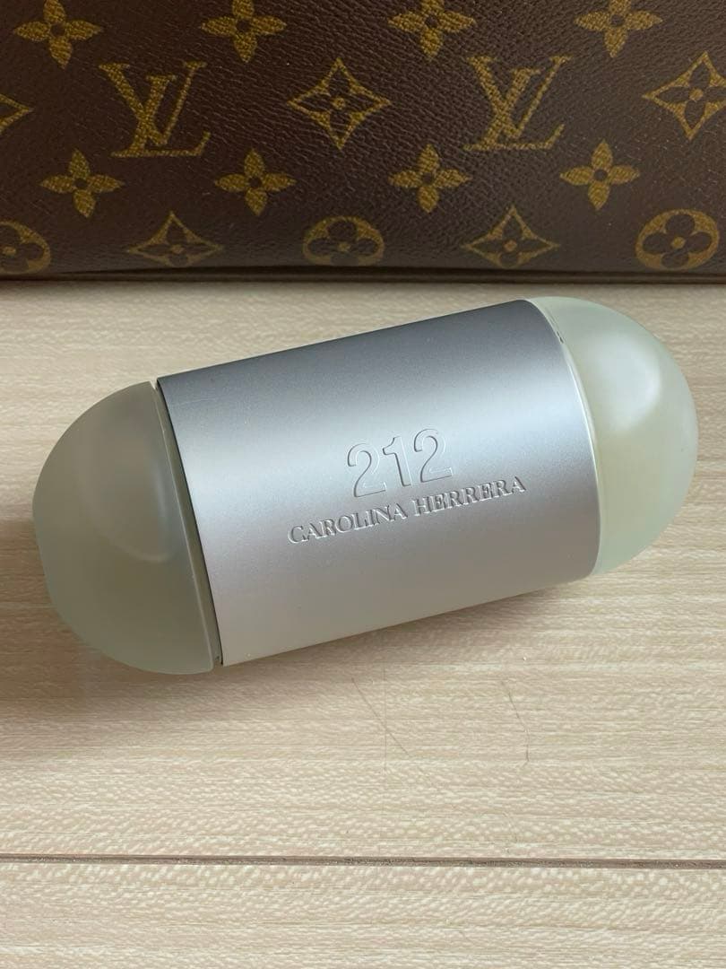 キャロライナへレラ 212 100ml 正規品