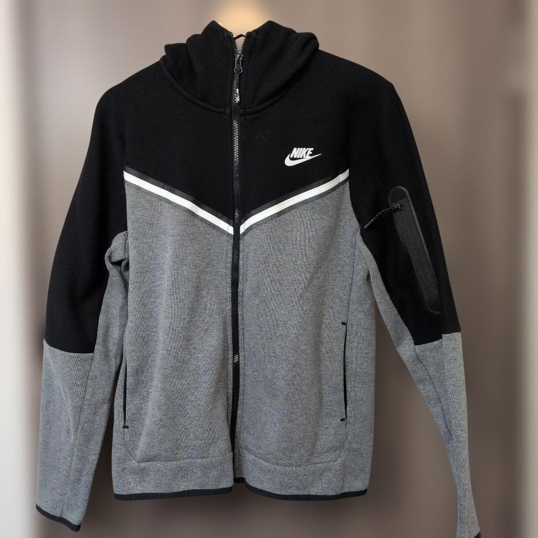 海外限定色　NIKE テックフリースパーカー