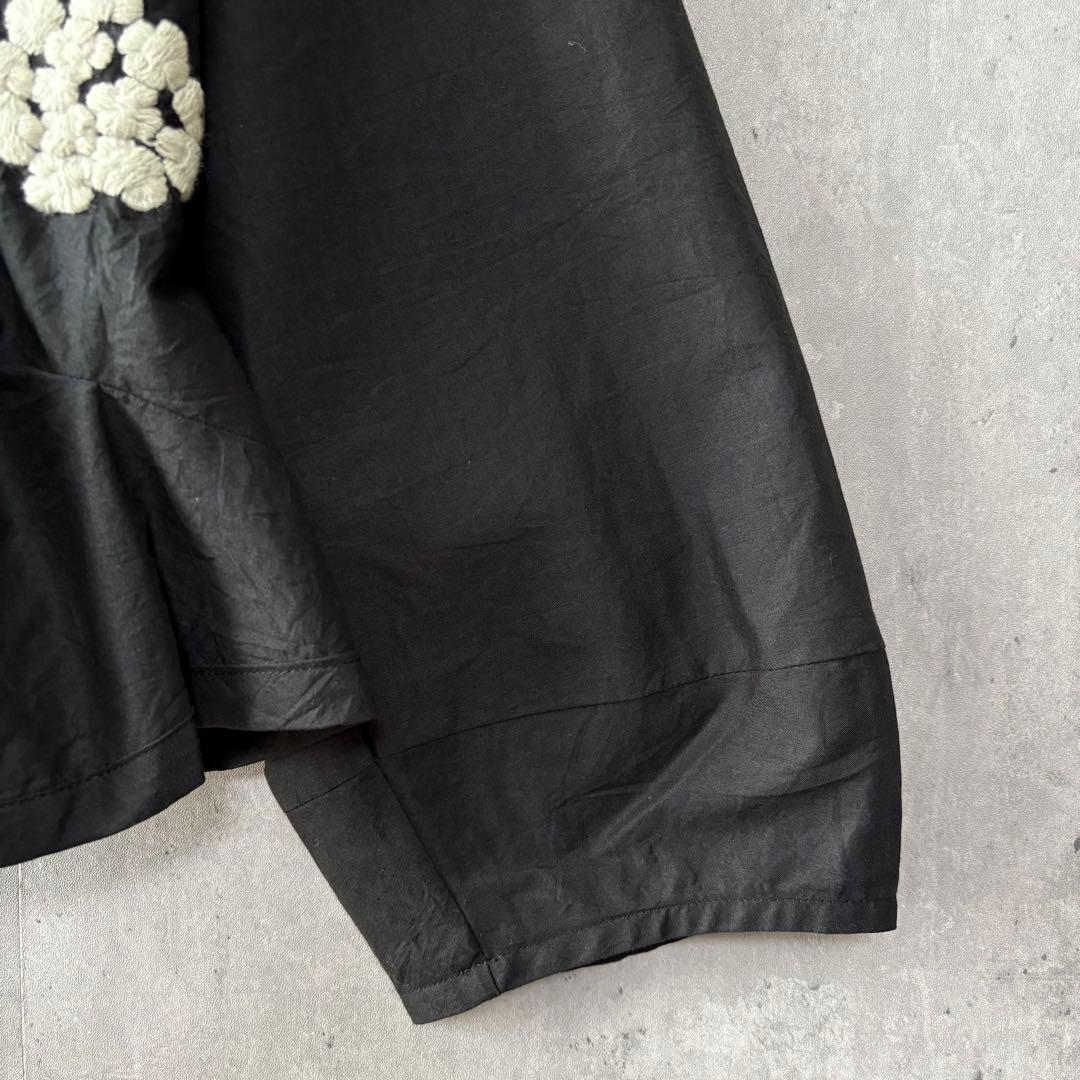 慈雨 ジウ 刺繍デザインカラーブラウス 変形ヘムライン 黒 40