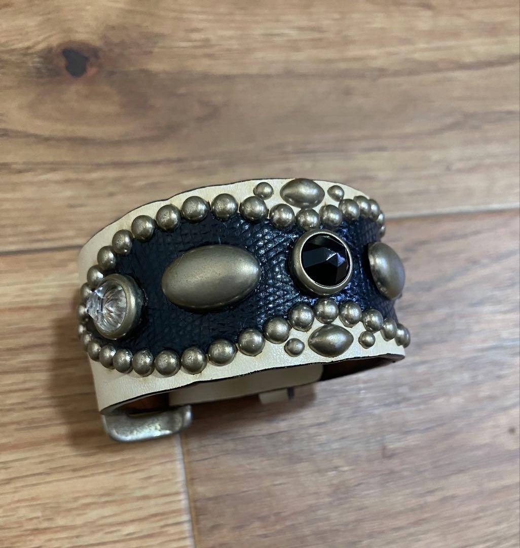 WOLF'S HEAD 35mmスタッズリストバンド/白