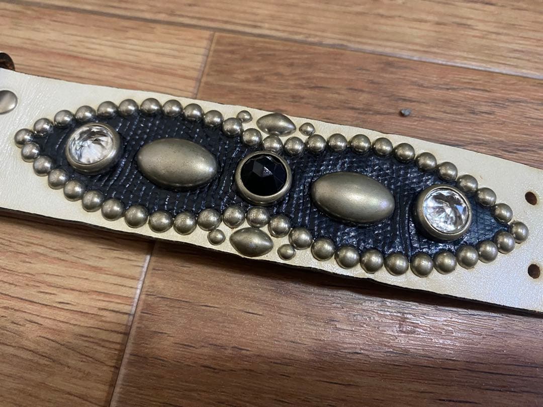 WOLF'S HEAD 35mmスタッズリストバンド/白 - メルカリ