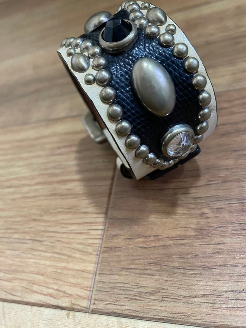 WOLF'S HEAD 35mmスタッズリストバンド/白 - メルカリ