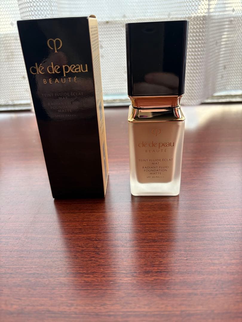 clé de peau BEAUTÉ タンフリュイドエクラマット　オークル10