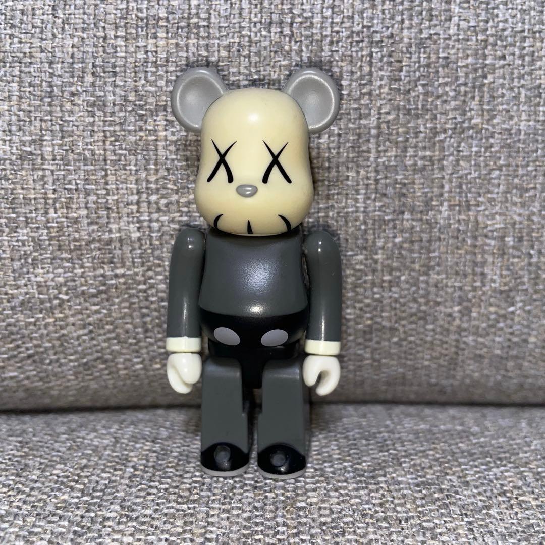 ベアブリック　シリーズ4 シークレット　100%　カウズ　KAWS Yahoo!オークション - ベアブリック 100% シリーズ4 ARTIST KAWS BE@RB