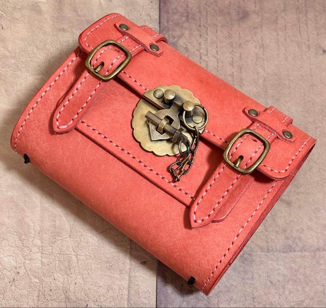 イタリアンレザー　パスポートサイズ　トラベラーズノート カバー　アンティーク調 トラベラーズノートカバー／パスポートサイズ／革／赤 | iichi 日々の