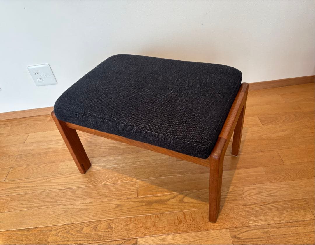 ナガノインテリア スツールLC007 ウォールナット無垢オットマン スツール ナガノインテリア | 商品紹介 | 大阪府茨木市の家具なら