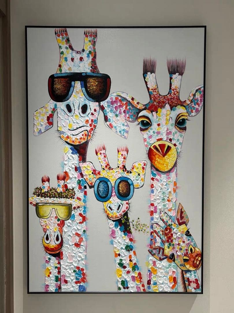 カラフルなキリンの油彩画
