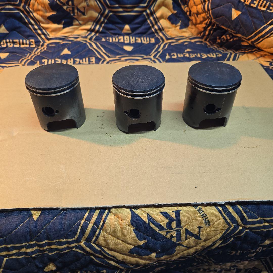 ジムニーsj.30 ピストンのみ　３個セット　傷あり