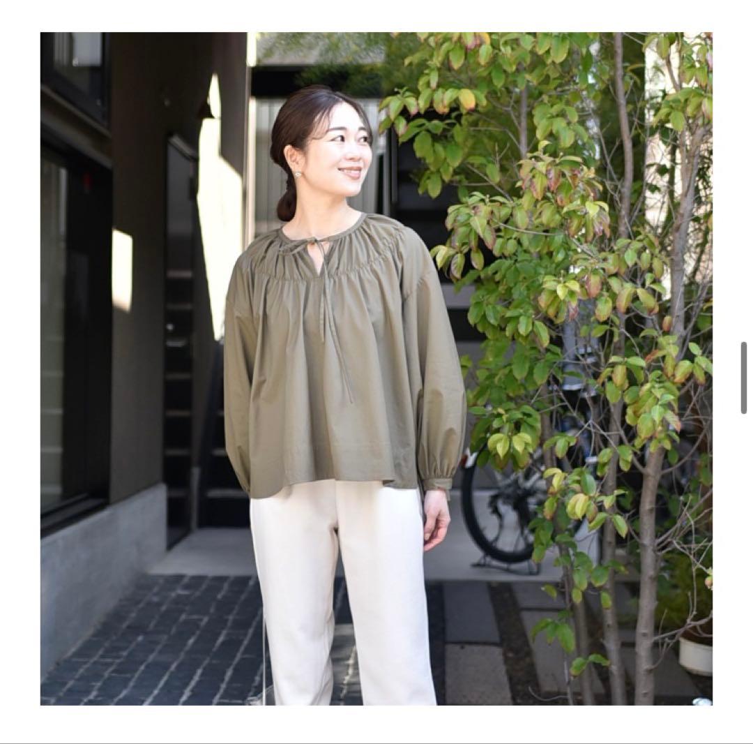 【美品】our アワホーム／たっぷりギャザーのフレアブラウス／オリーブ