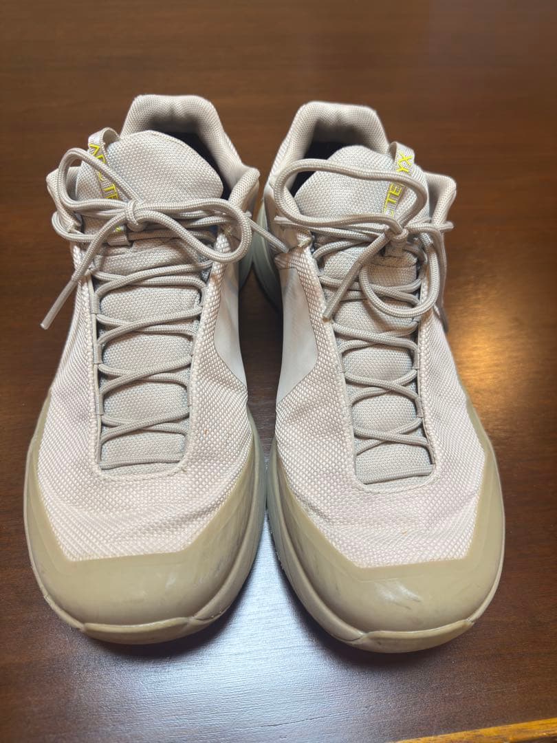 ARC’TERYX Kopec GORE-TEX ベージュスニーカー25.5CM