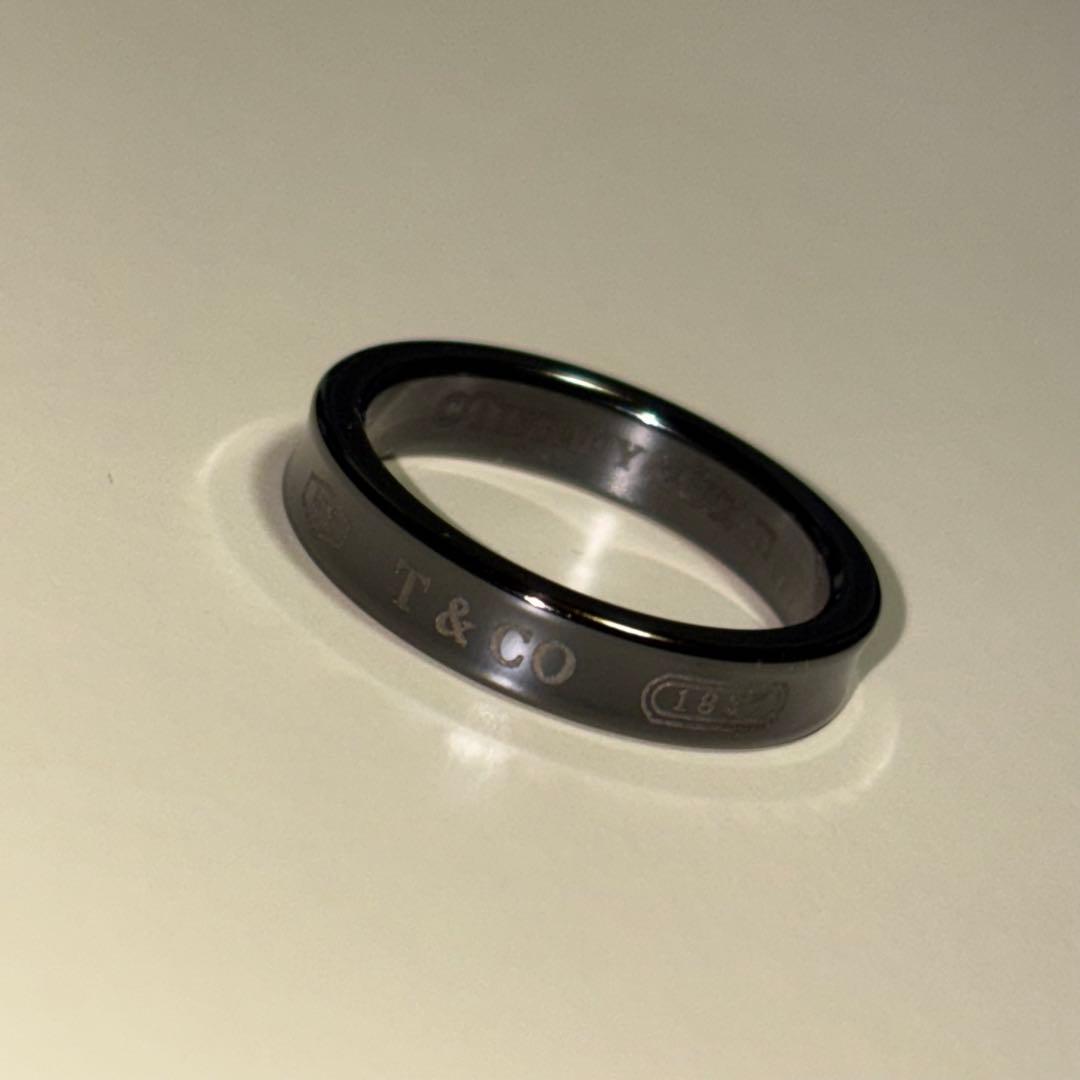 ティファニー　ブラックチタンナローリング1837