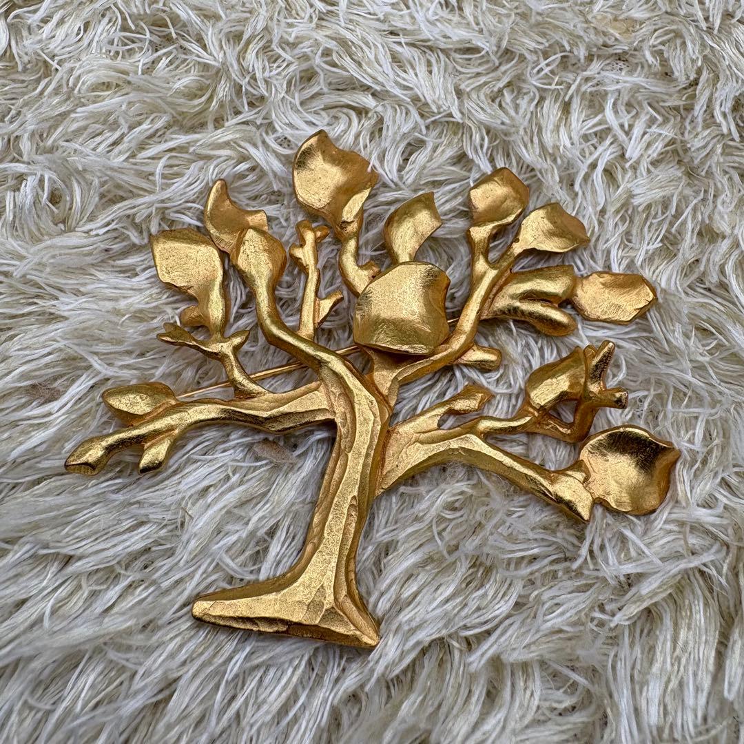 ANTIGONA リーフ　ツリー　ブローチ