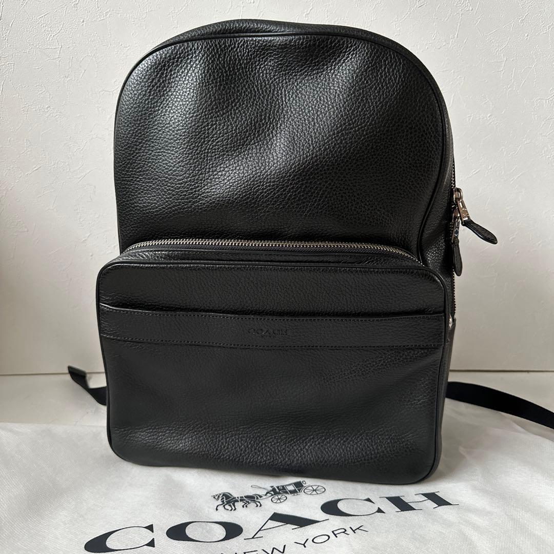 COACH ブラックレザーバックパック - coach 黒レザー フラップ付き