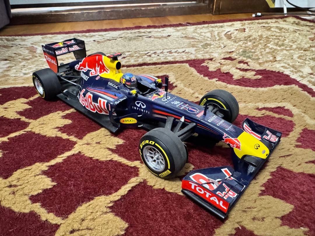ミニチャンプス 1/18 レッドブル RB7 S.ベッテル 2011