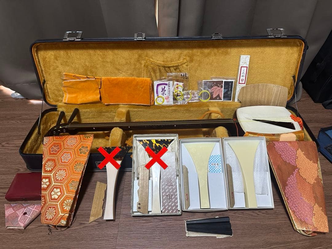 今週限定値下げ民謡三味線(紅木、片面皮破れあり)付属品セット 中古三味線】民謡紅木三味線・短棹（厳選品）【和楽器市場】