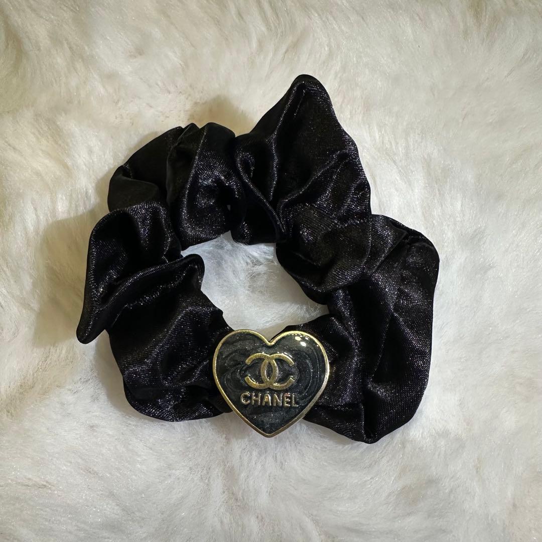 CHANEL ハートロゴ ブラックシュシュ - メルカリ