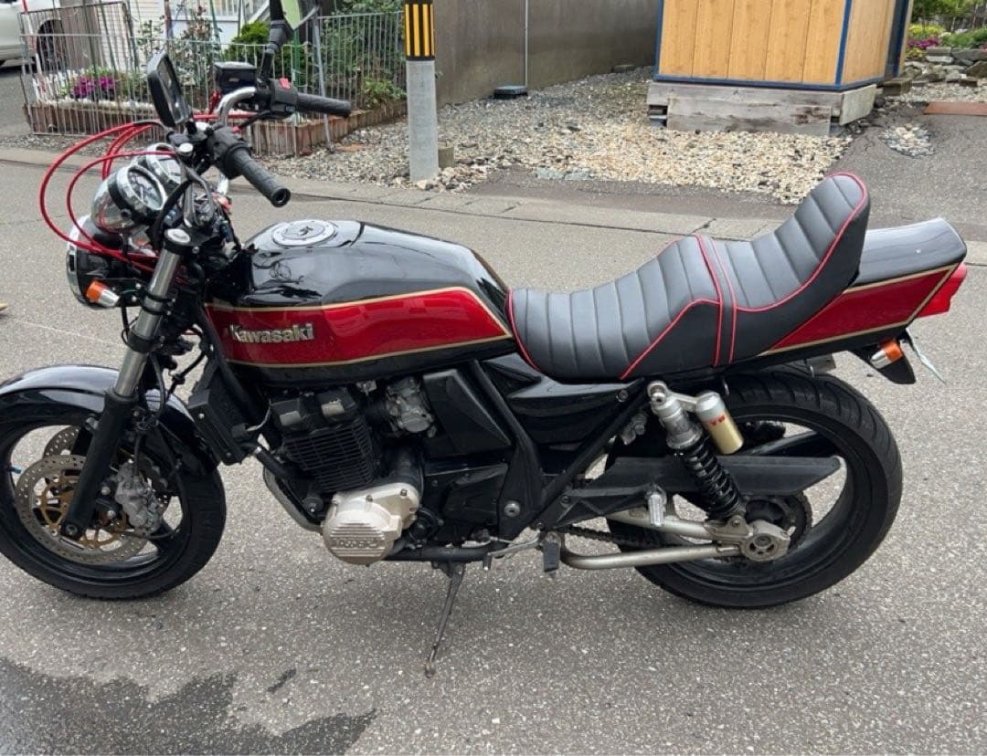 ZRX400 チョビ三段シート 黒赤 - メルカリ