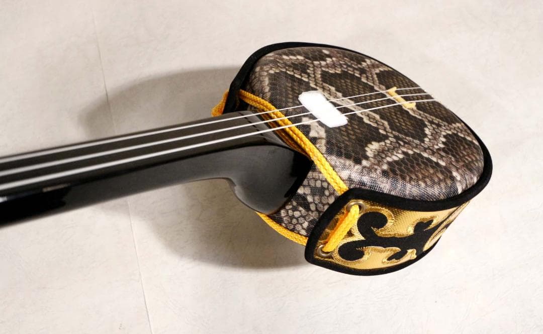 □沖縄三線□ケース、チューナー、教則本、DVD付セット□美品 / 人工皮革