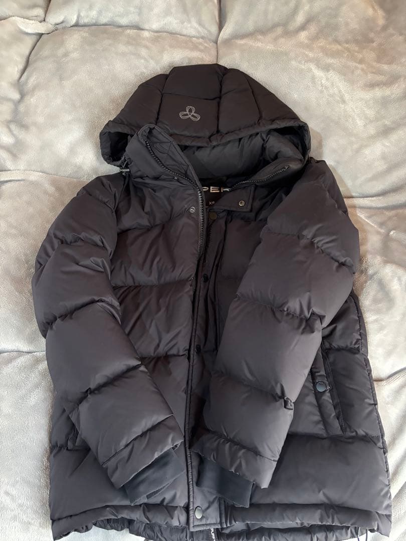 ダウンジャケット　とスニーカー