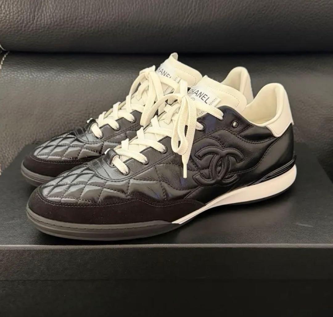 シャネルスニーカー　サイズ４２　　　　　　　　　国内正規店購入レシート付き