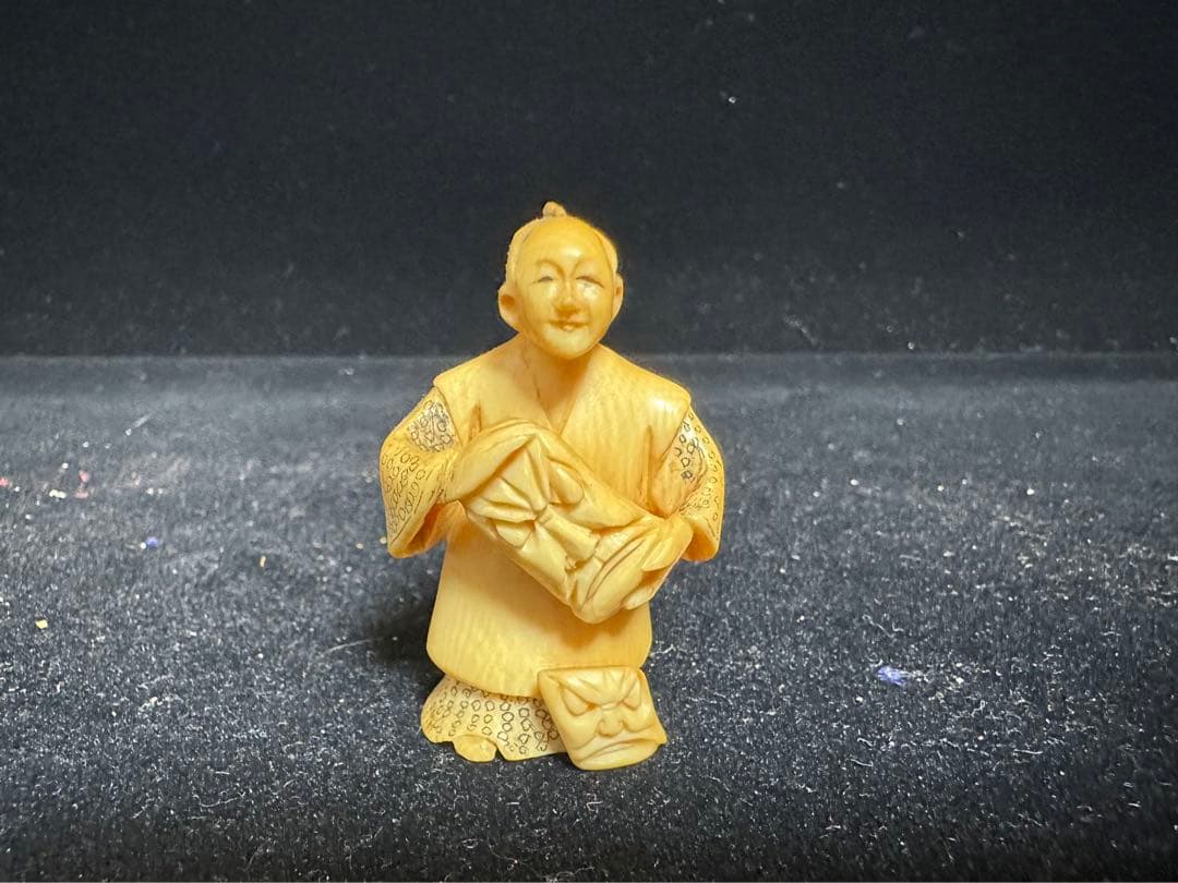 極上　根付　天然素材　彫刻 置物　細密細工　骨董　アンティーク 極上 根付 狸 彫刻 置物 細密細工 骨董 アンティーク 在銘 - メルカリ