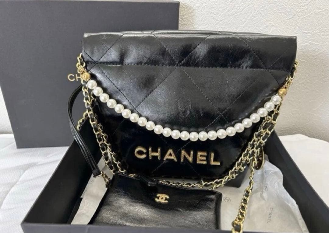 CHANEL ブラック バッグ パール装飾付き Evening bag, Plexi, strass, imitation pearls & gold-tone metal
