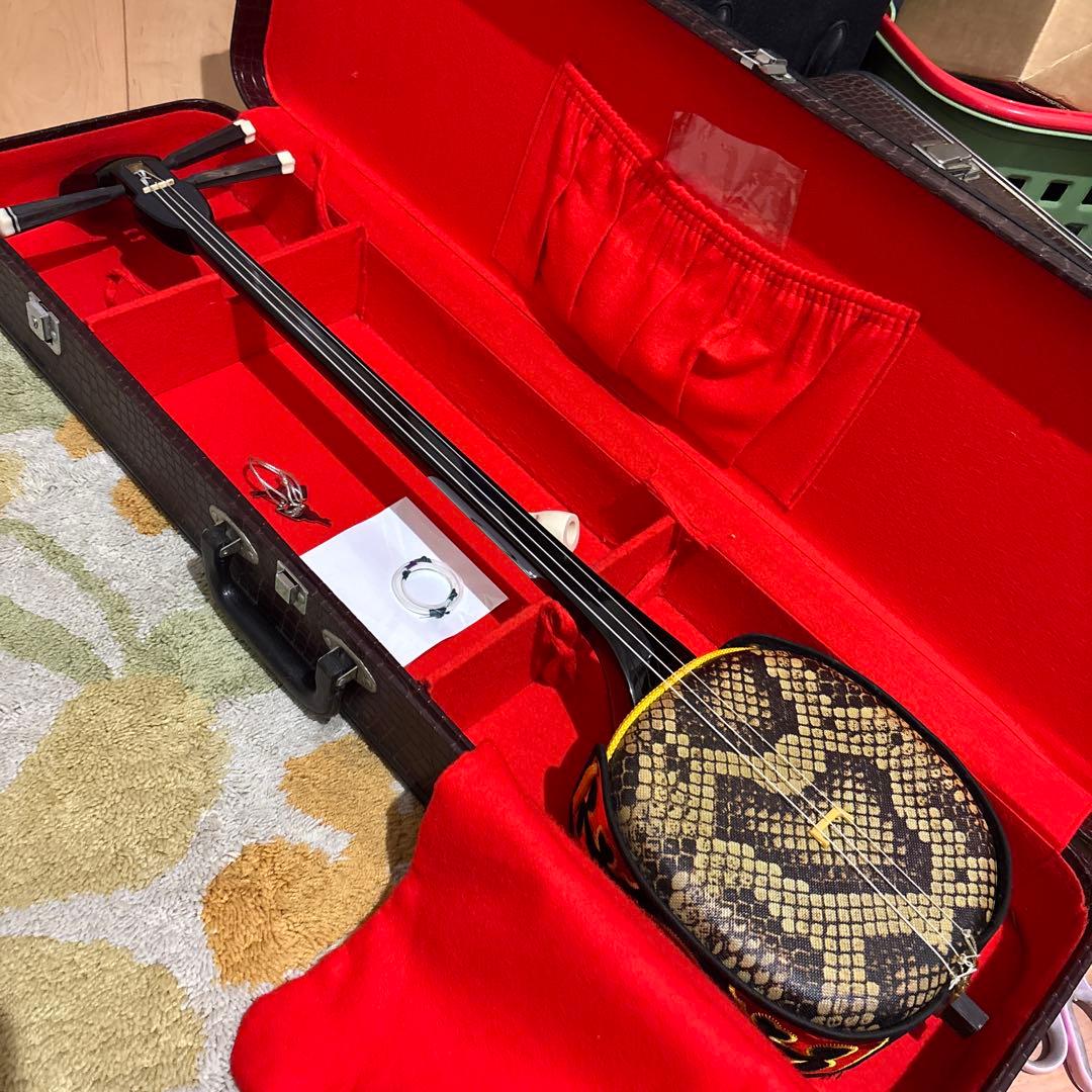 沖縄三味線　又吉　蛇革　ハードケース・鍵付 極美品・すぐ始められる】沖縄三線 本蛇皮張り 付属品多数 ハード