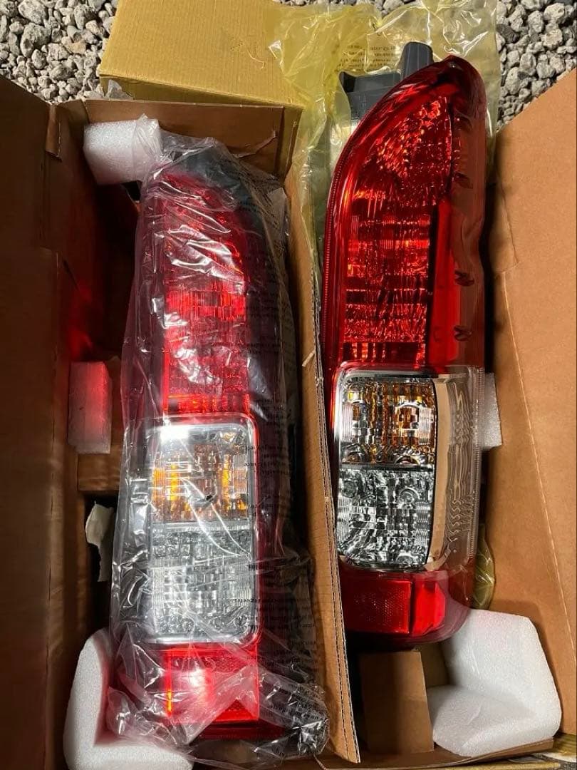 トヨタ ハイエース 200系 純正テールランプ 左右セット　　8型　新車外し 200系 ハイエース 純正テールランプ 8型 新車外し - メルカリ