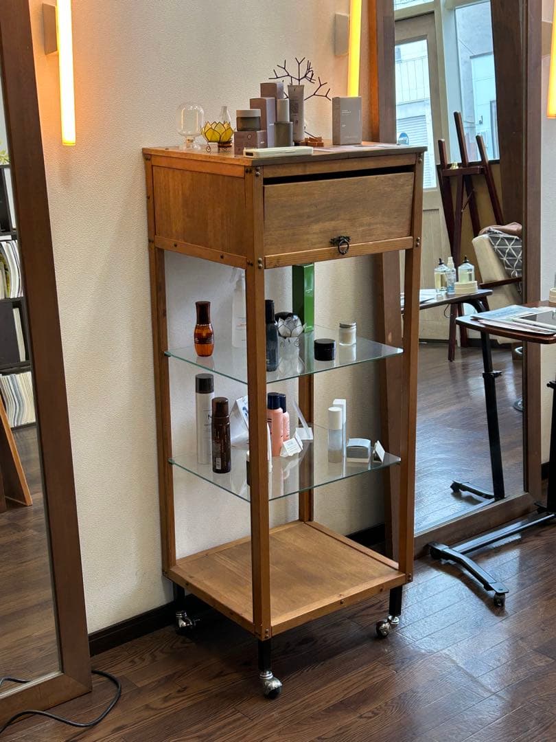 ま*マ様 木製 キャスター付き飾り棚 美容室ディスプレイ棚 ガラス受け 店舗什器