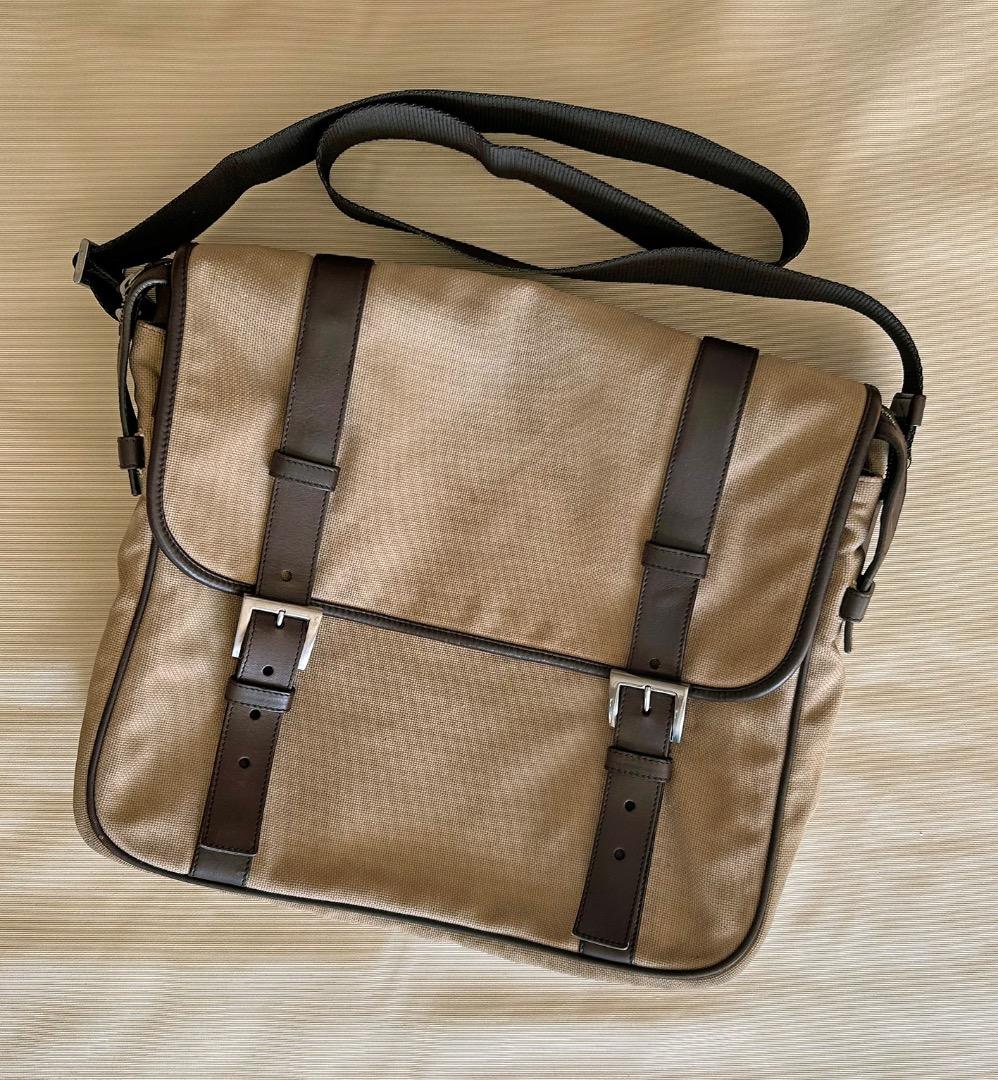 PRADA プラダ肩がけメッセンジャーバッグ（ショルダーバッグ）