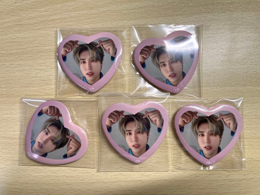 StrayKids EXHIBITION 缶バッジ ハン - メルカリ