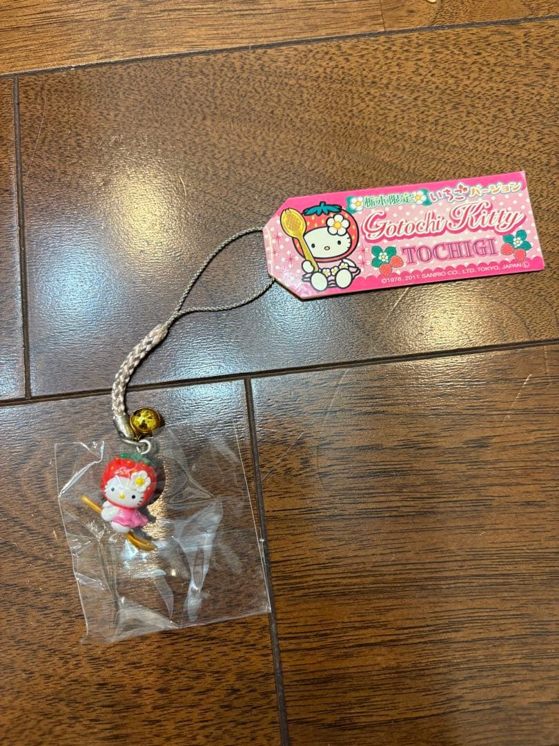 ご当地キティ 根付け　栃木限定　いちごバージョン　金スプーン ストラップ