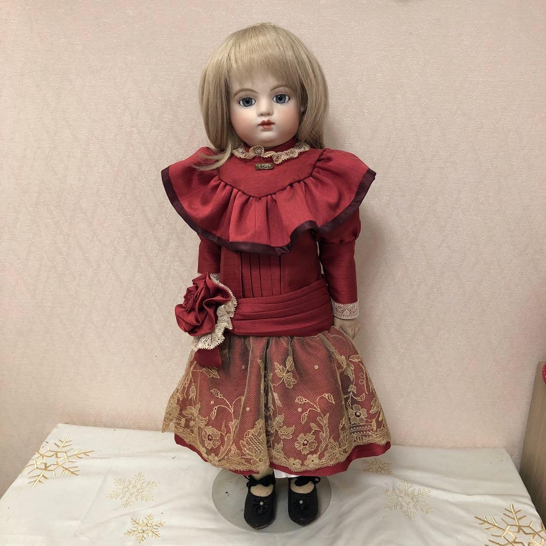 赤いドレスのビスクドール