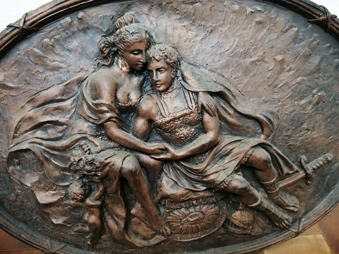 ブロンズ調　立体絵画　古典的浮彫り男女と天使像の金属製オブジェ