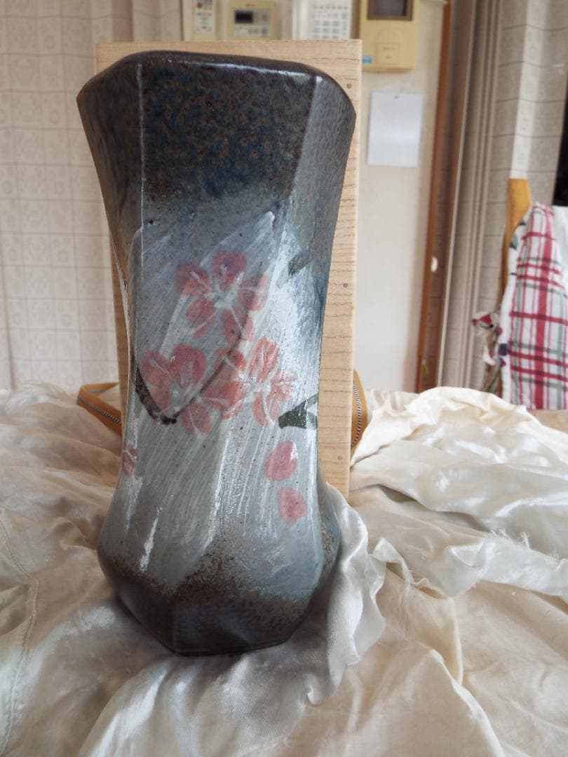 人間国宝浜田庄司の「六角捻花生 」 共箱 - メルカリ