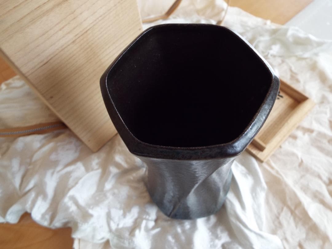 人間国宝浜田庄司の「六角捻花生 」 共箱 - メルカリ