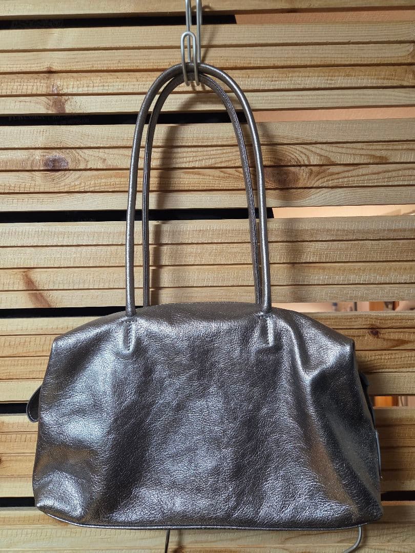 イアパピヨネ ロング ハンドル ボストン バッグ シルバー 本革