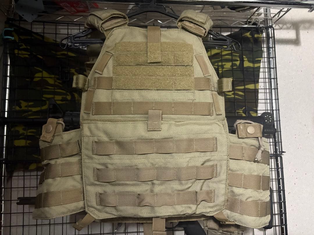 【おまけ付き】LBT6094A コヨーテブラウン プレートキャリア 楽天市場】EMERSON LBT6094Aスタイル プレートキャリア 3ポーチ付 CB