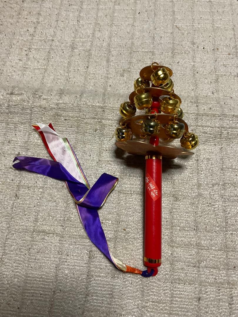 巫女さん鈴。【巫女さんが舞踊の時に使う鈴です。幸運鈴と貼られております】。