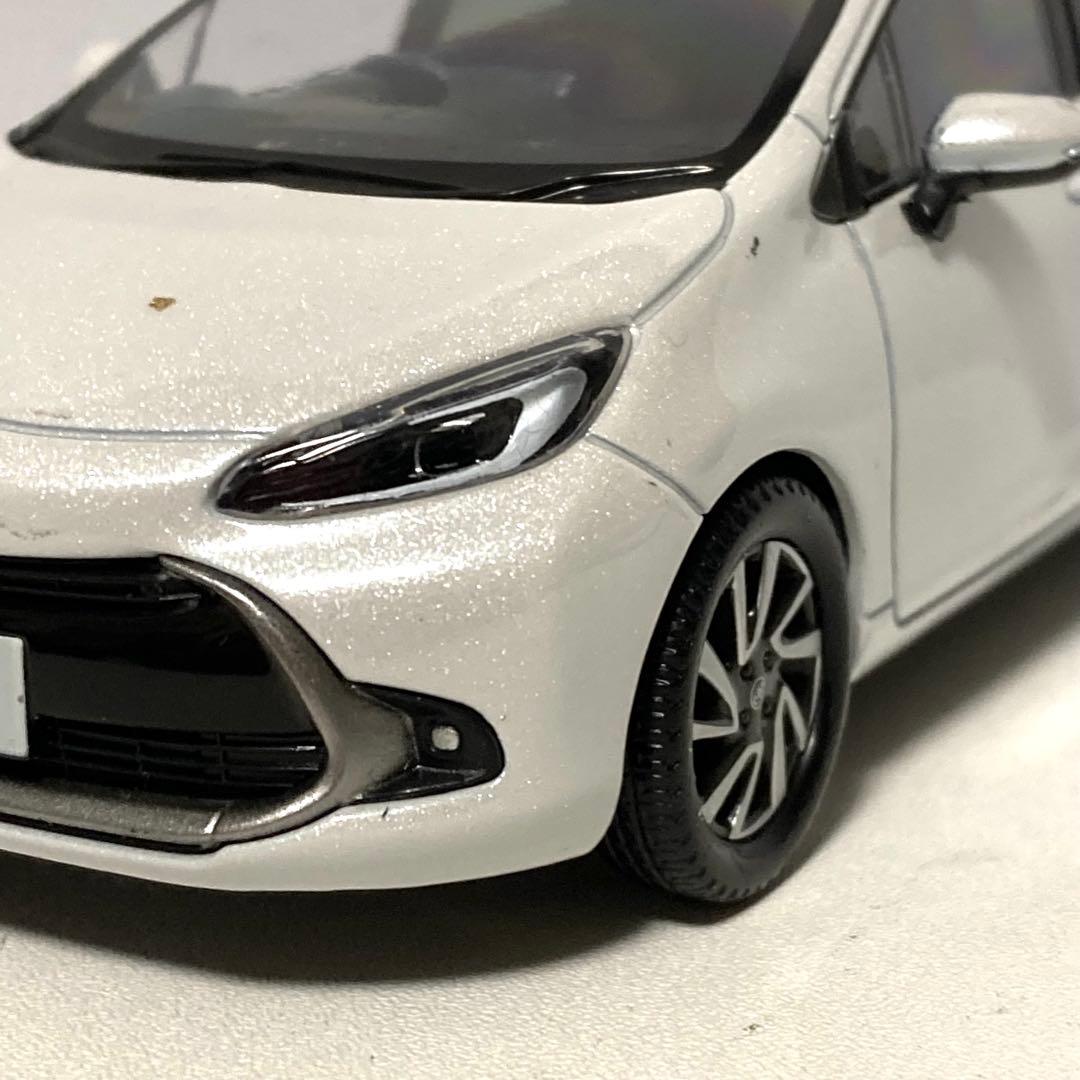 トヨタ 新型アクア AQUA カラーサンプル 1/30ミニカー プラチナ